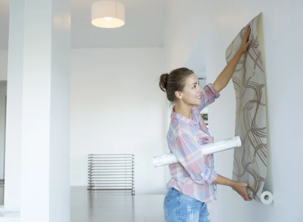 Pose de papier peint panoramique dans un salon bordelais